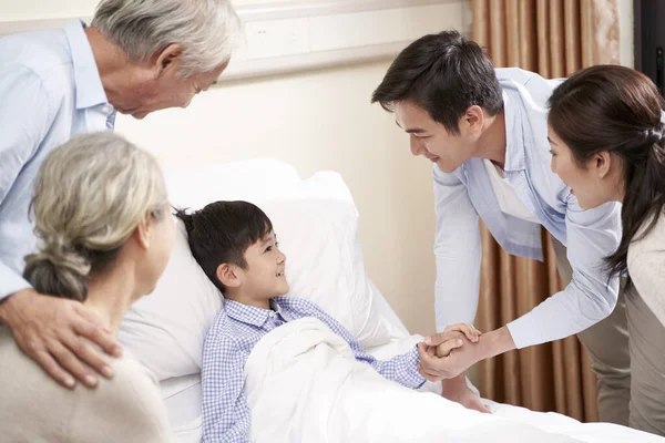 Asiático pais e avós visitando hospitalizado criança — Fotografia de Stock