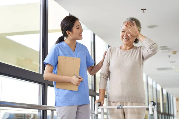 Asiatico vecchia donna prendendo un pausa durante fisioterapia sessione — Foto Stock