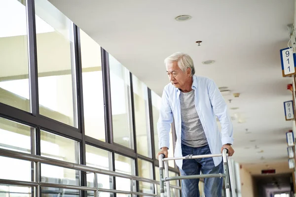 Asian old man walking using walker with difficulty in nursing ho — 图库照片