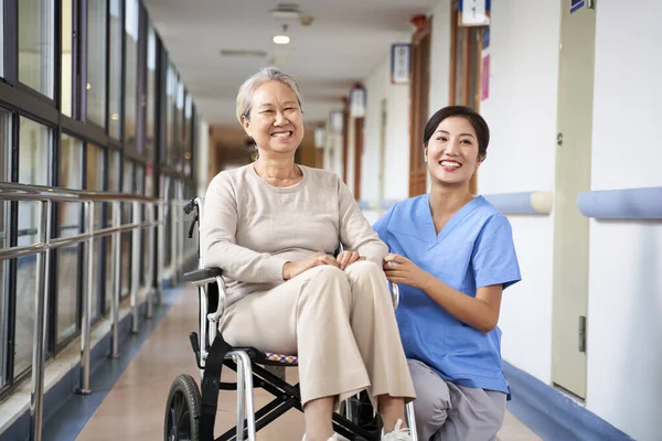 Retrato de feliz lar residente e cuidador — Fotografia de Stock