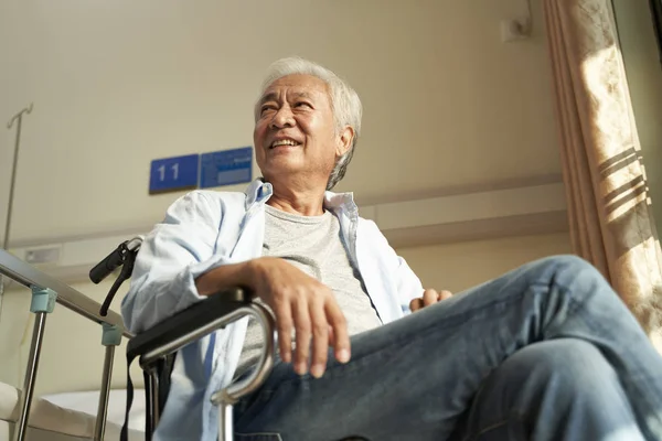Asijský Starý Muž Sedí Kolečkovém Křesle Pečovatelském Domě Nebo Nemocnici — Stock fotografie