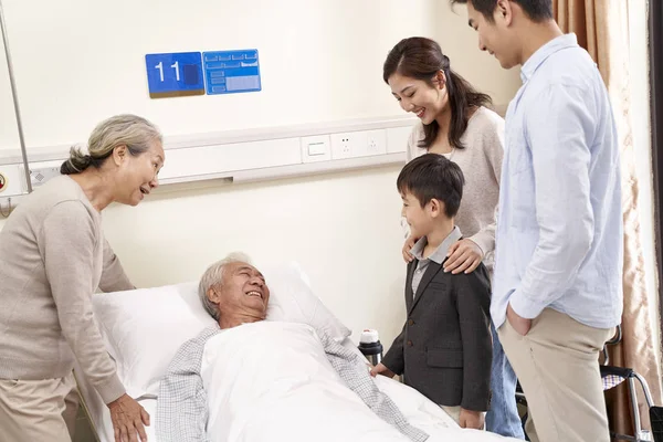 Asiático Família Com Criança Visitando Avós Hospital — Fotografia de Stock