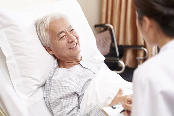 Jeune Asiatique Médecin Parler Senior Patient Chevet Dans Hosptial Salle — Photo