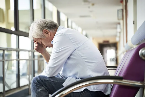 Aziatische Oude Man Zitten Ziekenhuis Hal Kijken Verdrietig Depressief — Stockfoto