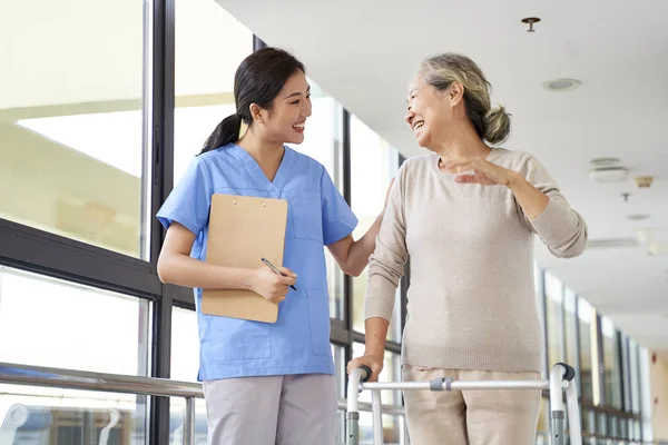 Happy Senior Asian Woman Talking Physical Therapist Rehab Center — Stock Photo, Image