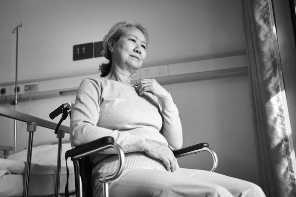 Triste Deprimido Asiático Sênior Mulher Sentado Sozinho Roda Cadeira Hospital — Fotografia de Stock