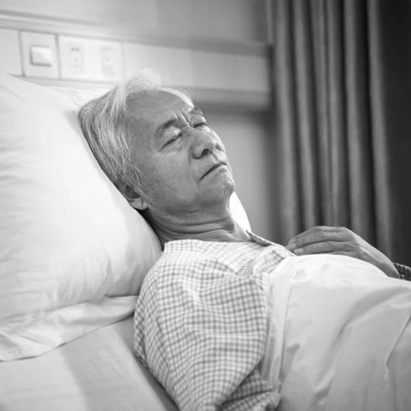病院病棟に寝そべっているアジア系の高齢男性患者や生活支援施設の黒人と白人 — ストック写真