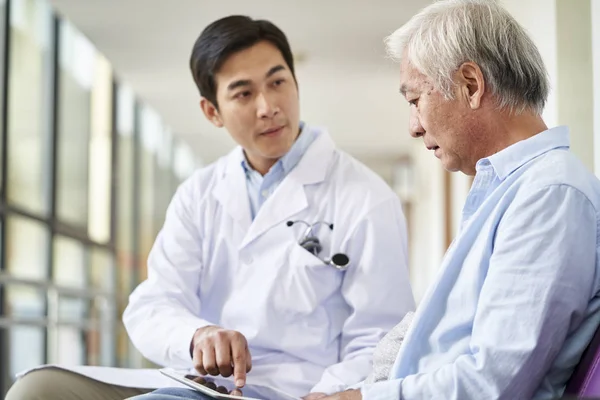 Ung Asiatisk Läkare Talar Och Förklarar Testresultat För Äldre Patienter — Stockfoto