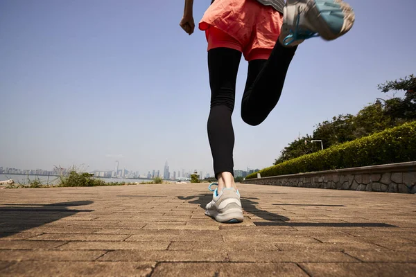Jovem Asiático Adulto Mulher Correndo Jogging Livre Traseiro Baixo Ângulo — Fotografia de Stock
