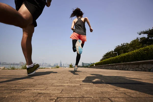 Tre Giovani Adulti Asiatici Correre Jogging All Aperto Vista Posteriore — Foto Stock