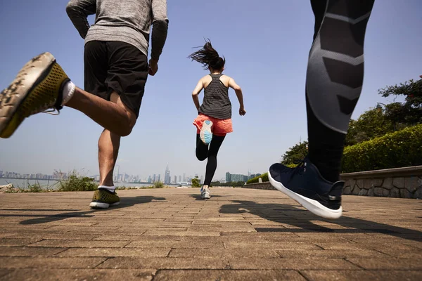 Três Jovens Asiáticos Adultos Correndo Jogging Livre Traseiro Baixo Ângulo — Fotografia de Stock