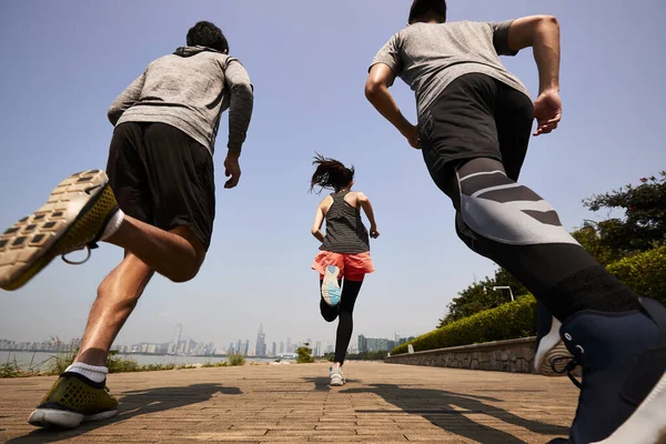 Três Jovens Asiáticos Adultos Correndo Jogging Livre Traseiro Baixo Ângulo — Fotografia de Stock