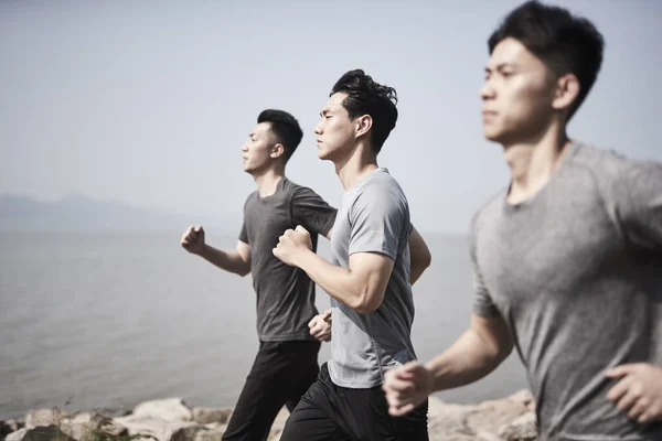 Три Молоді Азіатські Дорослі Чоловіки Бігають Відкритому Повітрі Біля Моря — стокове фото