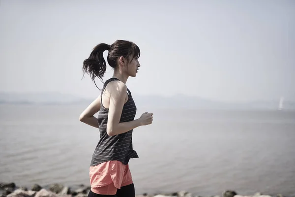 Jovem Asiático Adulto Mulher Correndo Correndo Livre Pelo Mar — Fotografia de Stock