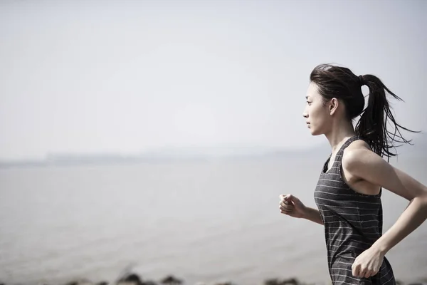 Joven Asiático Adulto Mujer Corriendo Jogging Aire Libre Por Mar —  Fotos de Stock