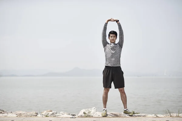 Joven Asiático Adulto Hombre Estirando Brazos Aire Libre Por Mar —  Fotos de Stock
