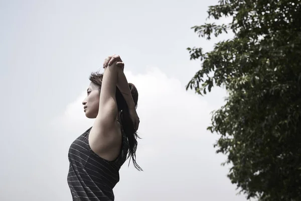 Joven Asiático Adulto Mujer Estiramiento Brazos Aire Libre Bajo Ángulo — Foto de Stock