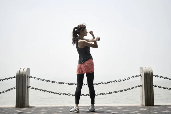 Jong Aziatisch Volwassen Vrouw Stretching Armen Buiten Door Zee Achteraanzicht — Stockfoto