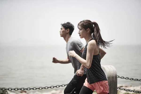 Młody Azji Mężczyzna Kobieta Działa Jogging Świeżym Powietrzu Nad Morzem — Zdjęcie stockowe