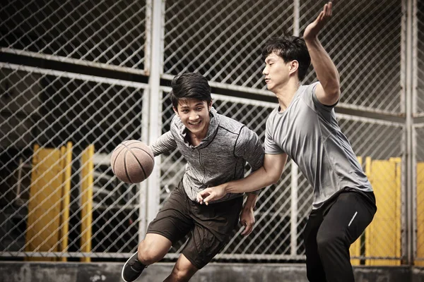 Genç Asyalı Erkek Açık Sahada Teke Tek Basketbol Oynuyor — Stok fotoğraf