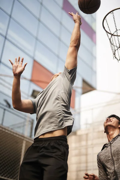 Genç Asyalı Erkek Açık Sahada Teke Tek Basketbol Oynuyor — Stok fotoğraf