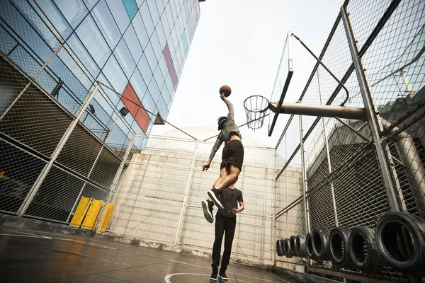 Jovem Asiático Basquete Jogador Dunking Bola Livre Tribunal — Fotografia de Stock