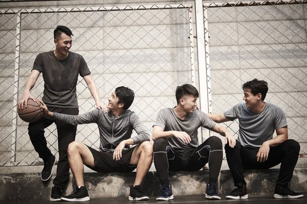 Groupe Quatre Asiatiques Jeunes Hommes Adultes Reposant Relaxant Parler Bavardage — Photo