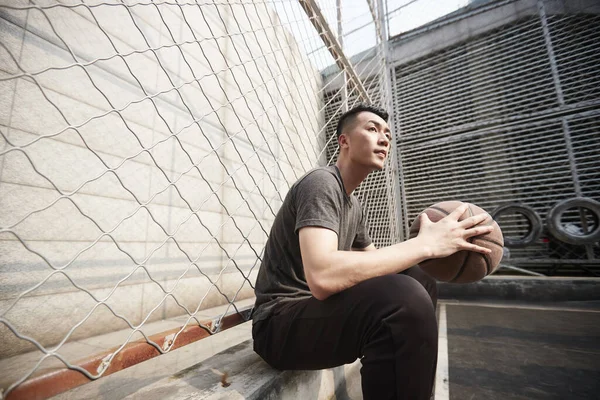 Asiático Jovem Adulto Jogador Basquete Sentado Descansando Corte — Fotografia de Stock