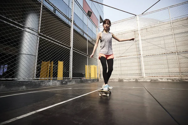 Bella Giovane Asiatico Femmina Skateboarder Pratica Skateboard All Aperto — Foto Stock