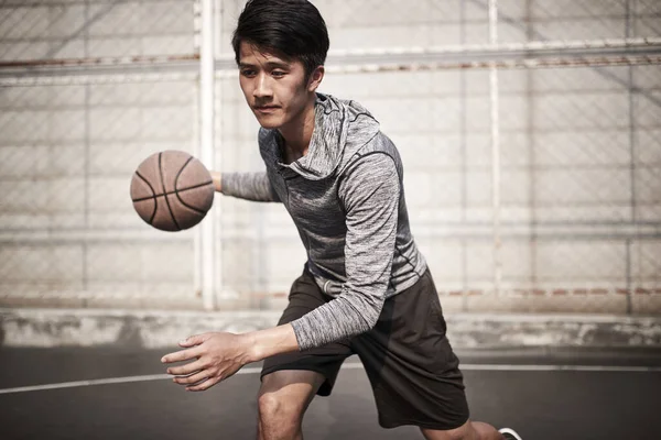 Ung Asiatisk Manliga Basketspelare Öva Bollhantering Färdigheter Utomhus Domstol — Stockfoto