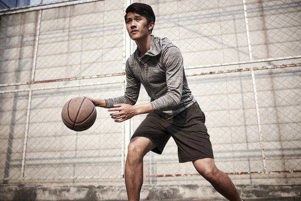 Ung Asiatisk Manliga Basketspelare Öva Bollhantering Färdigheter Utomhus Domstol — Stockfoto