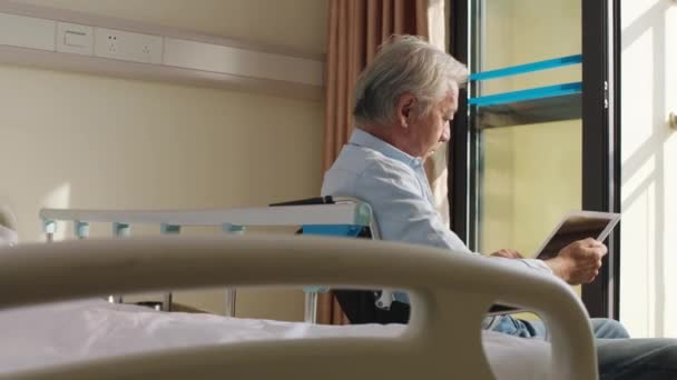 Älterer Mann Sitzt Mit Digitalem Tablet Rollstuhl Pflegeheim Und Sieht — Stockvideo