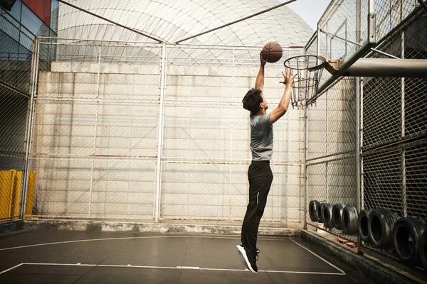 Jovem Asiático Adulto Homem Basquete Jogador Tentando Dunk Livre Tribunal — Fotografia de Stock