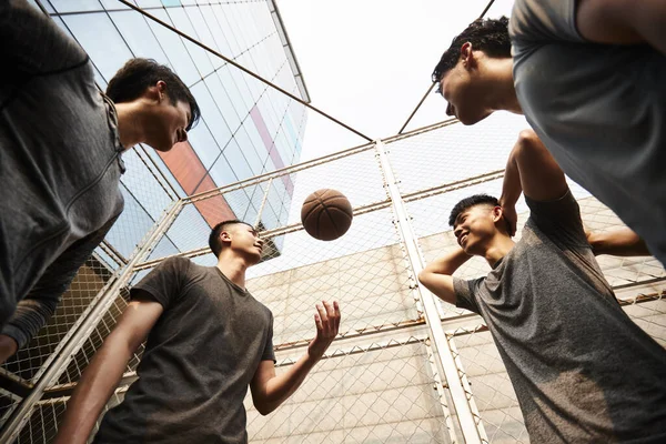 Fiatal Ázsiai Felnőtt Férfiak Szórakozás Játszik Kosárlabda Szabadban — Stock Fotó