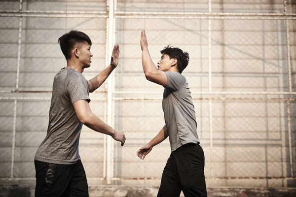 Genç Asyalı Sporcu Başarıyı Kutlarken Beşlik Çakıyor — Stok fotoğraf