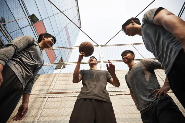 Genç Asyalı Yetişkin Erkekler Dışarıda Basketbol Oynarken Eğleniyorlar — Stok fotoğraf