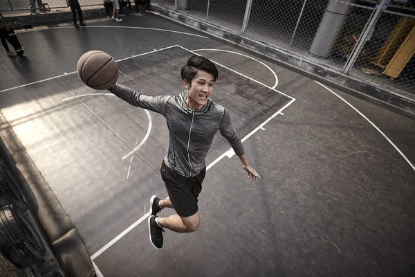 Jovem Asiático Adulto Masculino Basquete Jogador Tentando Slam Dunk Livre — Fotografia de Stock