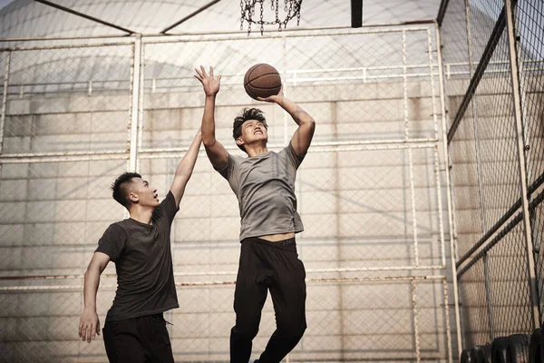 Jovem Asiático Adulto Homens Jogar Basquete Exterior Tribunal — Fotografia de Stock