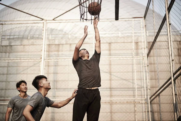 Unga Asiatiska Vuxna Män Spelar Basket Friluftsplan — Stockfoto