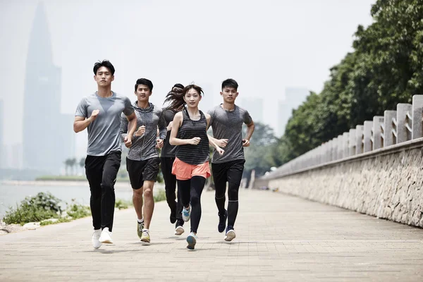 Grupo Cinco Jóvenes Asiáticos Adultos Hombres Mujeres Corriendo Entrenamiento Aire —  Fotos de Stock