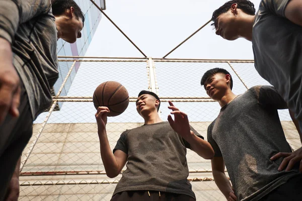 Genç Asyalı Yetişkin Erkekler Dışarıda Basketbol Oynarken Eğleniyorlar — Stok fotoğraf