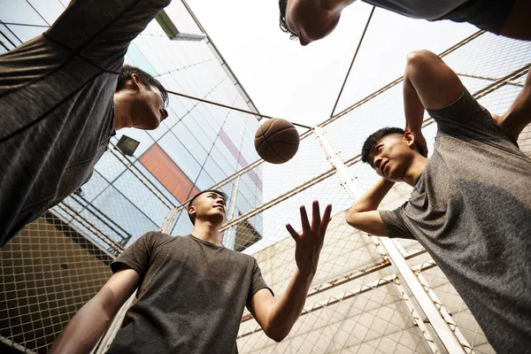 Jovem Asiático Adulto Homens Ter Diversão Jogar Com Basquete Livre — Fotografia de Stock
