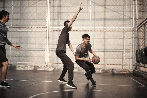 Fiatal Ázsiai Felnőtt Férfiak Kosárlabda Szabadtéri Pályán — Stock Fotó