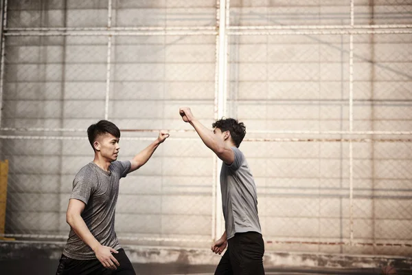 Dois Jovens Atletas Asiáticos Acenando Punhos Celebrando Sucesso — Fotografia de Stock