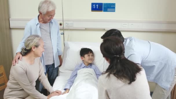 Madre Asiática Padre Abuela Abuelo Visitando Niño Hospital Sala — Vídeos de Stock