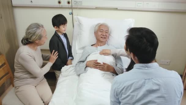 Familia Asiática Con Niño Madre Padre Abuela Visitando Abuelo Hospital — Vídeo de stock