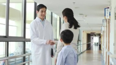 Genç Asyalı doktorun çocuk testinin annesine söylemesi hastane koridorlarında sonuçlandı.