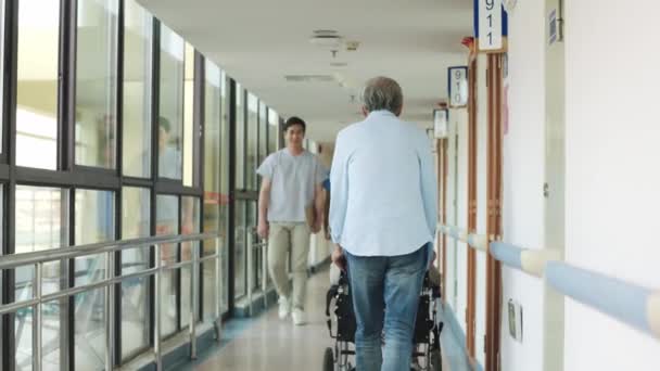 Dois Amigável Asiático Médico Trabalhadores Saudação Sênior Pacientes Enquanto Caminhando — Vídeo de Stock