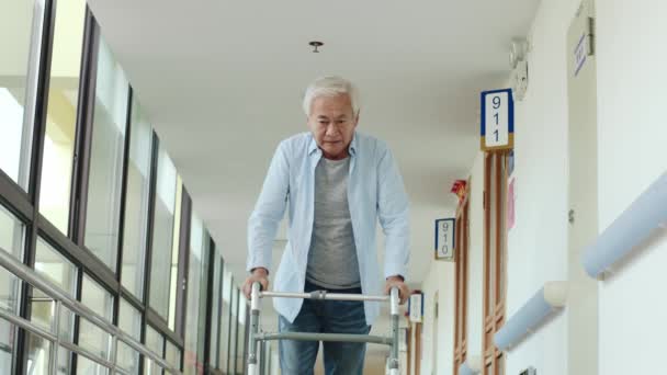 Asiático Sénior Hombre Caminando Con Ayuda Caminante Pasillo Residencia Ancianos — Vídeo de stock