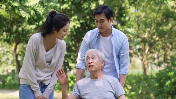 Junges Asiatisches Paar Geht Mit Vater Park Spazieren — Stockvideo